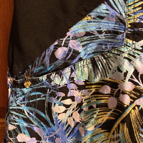 Careisma Scrub Top. Excellent condition. - Picture 2 of 6